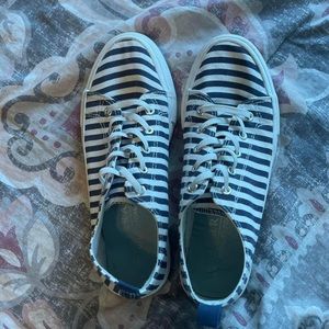 Memory foam sneakers with pinstripe